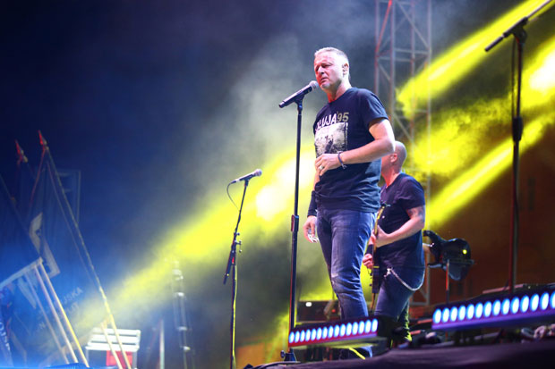 ДВОСТРУКИ АРШИНИ: Певач Чавоглаве кажњен, али Томпсон није?!